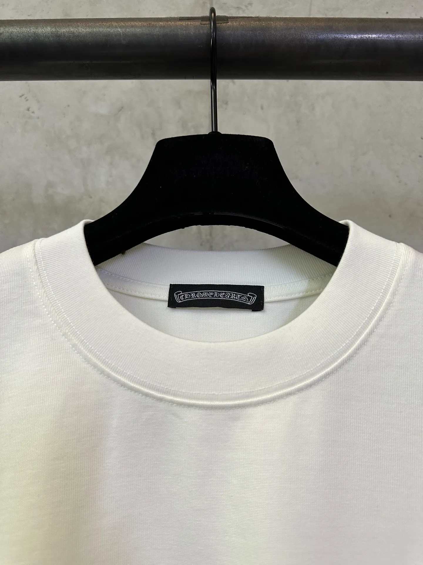 P270 Chrome Hearts 25ss cross flocking printed round neck short-sleeved T-shirt. Fabric is high-definition, super heavyweight cotton, double yarn compact Xinjiang cotton, weight 400g, matched with 2*2 Salona ribs 420g, clean cloth, clear cloth texture, tight feel, stiff, high color fastness, no deformation, no discoloration, custom hardware, thread, accessories, alignment, same style for men and women -Color: black white Gray -Size: XS S M L XL